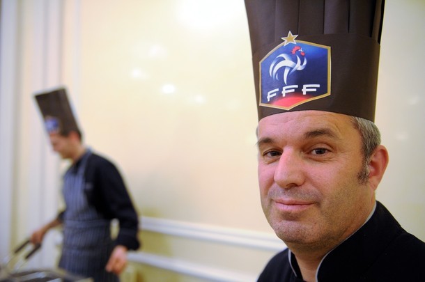 Anh đầu bếp của đội tuyển Pháp đội chiếc mũ có gắn logo của LĐBĐ Pháp khi chuẩn bị bữa tối cho các tuyển thủ áo Lam ở khách sạn Kircha.